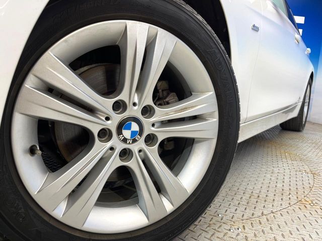 ●純正17インチアルミホイール：輸入車ならではの卓越した走りを支えるホイールと足回りです！日本車の走りに慣れている方にもぜひ体感して頂きたいほど、高いレベルでまとまっています！