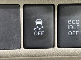 【横滑り防止装置】車両の横滑りを感知すると、自動的に車両の進行方向を保つように車両を制御します。雨の日など滑りやすい路面状況でも安全な運転が可能です。