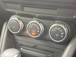 【オートエアコン】一度お好みの温度に設定すれば、車内の温度を検知し風量や温度を自動で調整。暑い…寒い…と何度もスイッチ操作をする必要はありません。快適な車内空間には必須の機能ですね♪