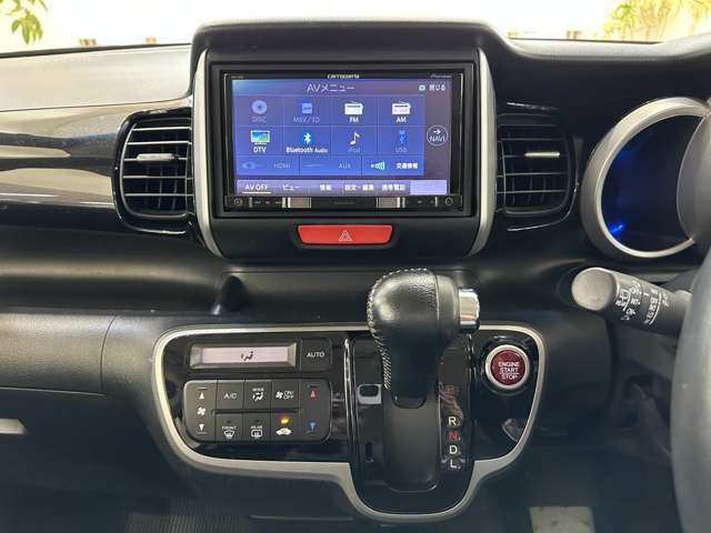 カロッツェリア　楽ナビ　AVIC-RZ09付きです。Bluetooth対応、バックカメラも付いているのでバック駐車も安心ですね！オートエアコンもばっちり冷えます！