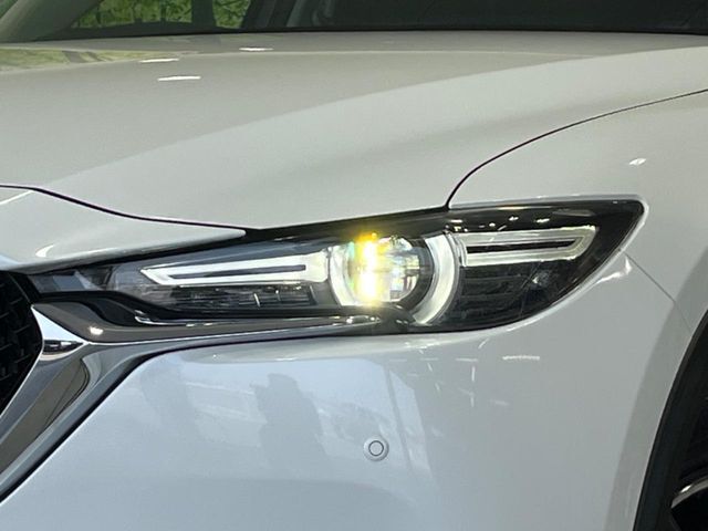 【LEDヘッドライト】悪天候や夜間走行時も良好な視界を確保し安心して運転できる高輝度LEDヘッドライトを装備！点灯速度が早く、消費電力も抑えられています。