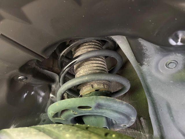 お車を安心してお乗りいただく為には、足回りの定期点検が欠かせません。サービスサポート（有償保証）では無料点検もご提供しており、安心のカーライフをお過ごしいただけるサポート体制が整っています。