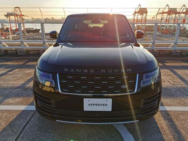 球数もかなり少なくなってきた前期型レンジローバーです。先代のレンジローバーのデザインを踏襲しながら、モダンでラグジュアリーなデザインになっております。