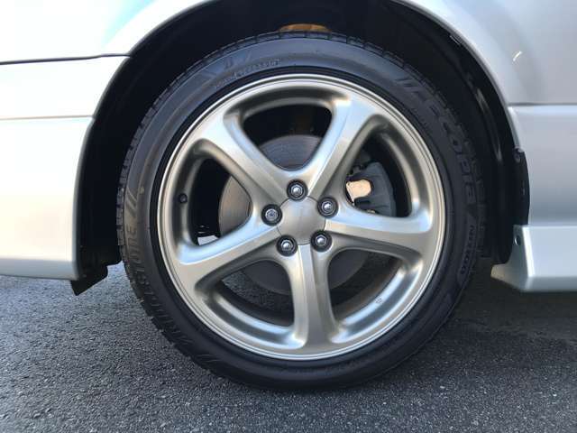 純正17インチアルミホイール装着