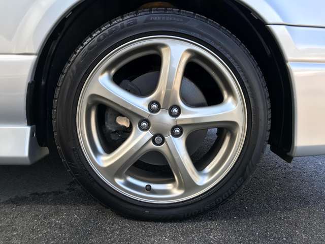 純正17インチアルミホイール装着