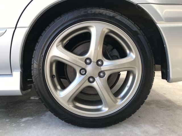 純正17インチアルミホイール装着