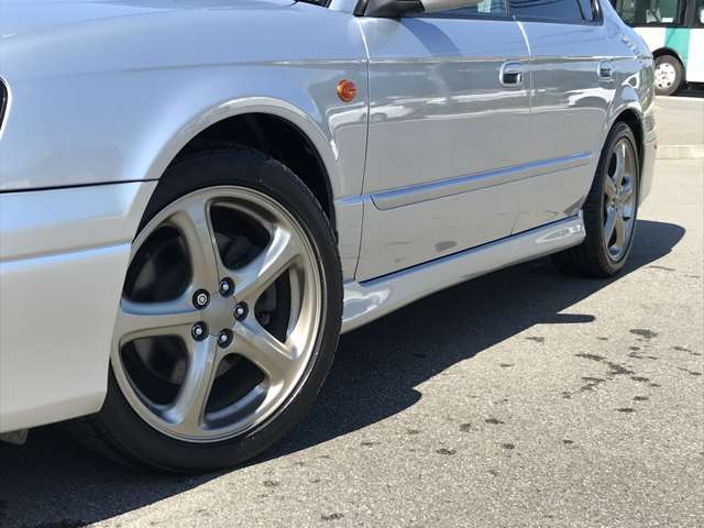 純正17インチアルミホイール装着