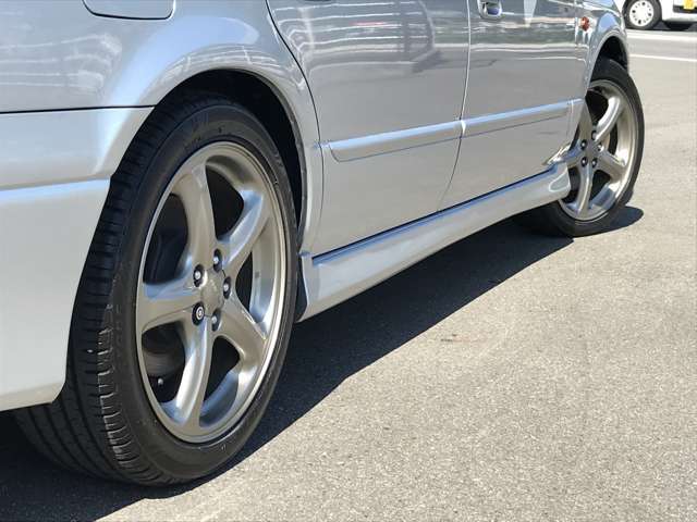 純正17インチアルミホイール装着