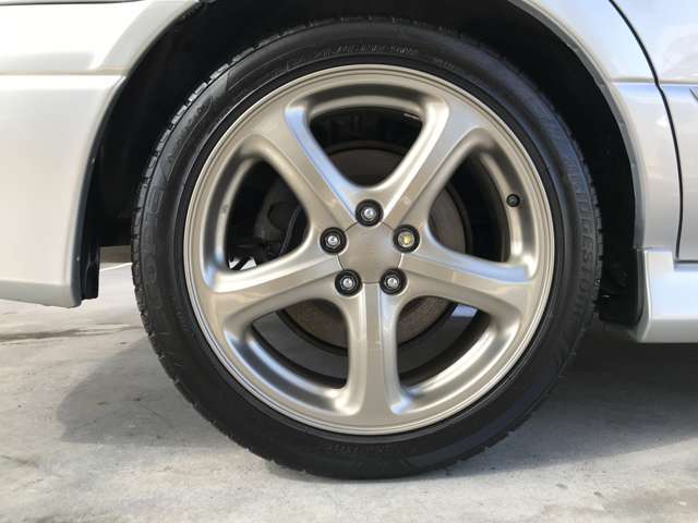 純正17インチアルミホイール装着