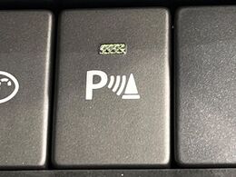 【コーナーセンサー】バンパーに付いたセンサーが障害物を検知！一定の距離に近づくとアラートで教えてくれます♪狭い駐車スペースや車庫入れ時も安心ですね☆