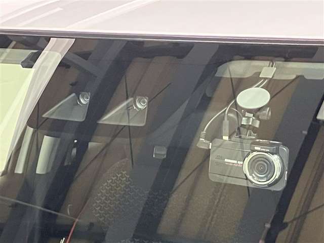 万が一のトラブルのときにも役に立つドライブレコーダーを装備しています。側面衝突や幅寄せ・割り込み対策に！