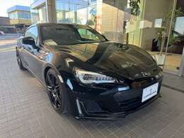 黒色を基調としたスポーティーなインテリアです☆　★ブラック内装★　汚れが目立ちにくく、シャ-プなイメージの内装インテリアです。