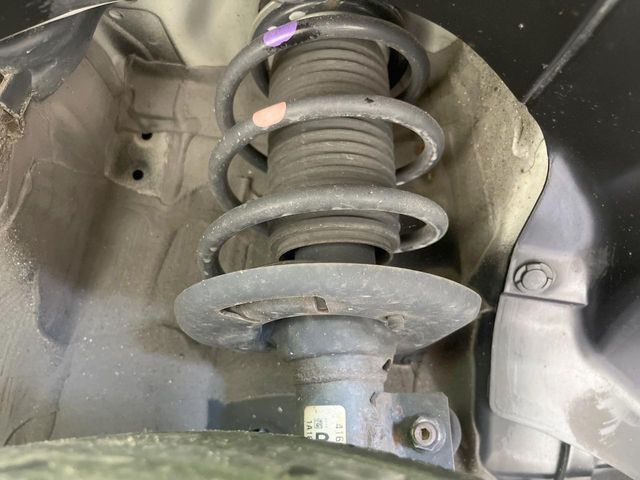 お車を安心してお乗りいただく為には、足回りの定期点検が欠かせません。サービスサポート（有償保証）では無料点検もご提供しており、安心のカーライフをお過ごしいただけるサポート体制が整っています。