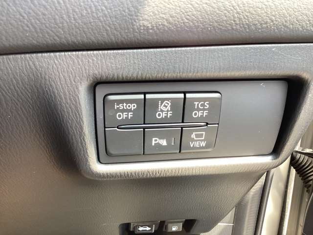 パーキングセンサー装着車のため障害物などが車両に近づいた際に、音と画面表示にてお知らせしてくれます。