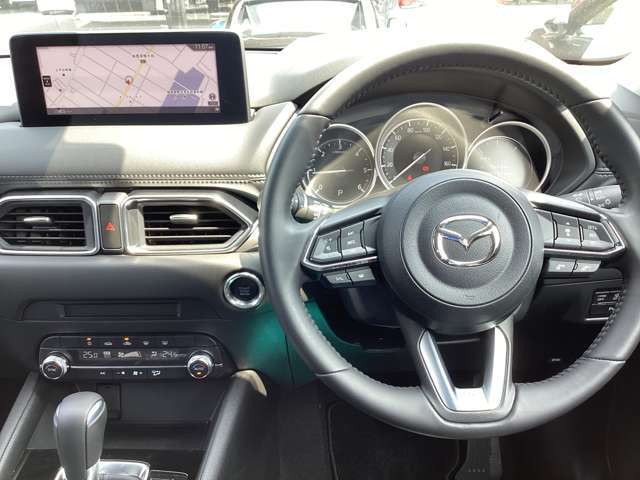 走行中の視線移動を少なくしたレイアウト。安心して運転に集中できるマツダ独自の運転環境となっています。