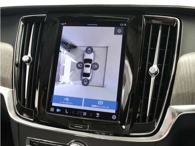 リアカメラによる後方の確認だけでなく、真上から見下ろすバードアイ映像を映し出す360度ビューカメラで、自車周辺の詳細な状況を確認できます。見通しが悪く狭い場所で車を取り回す際には心強い味方となります。