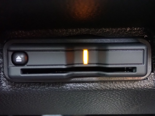 ■【ETC車載器】が装備されています。セットアップをしてお渡しとなり、ETCカードを差し込むだけで高速道路の利用が可能です。