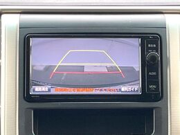 【バックカメラ】駐車時に後方がリアルタイム映像で確認できます。大型商業施設や立体駐車場での駐車時や、夜間のバック時に大活躍！運転スキルに関わらず、今や必須となった装備のひとつです！