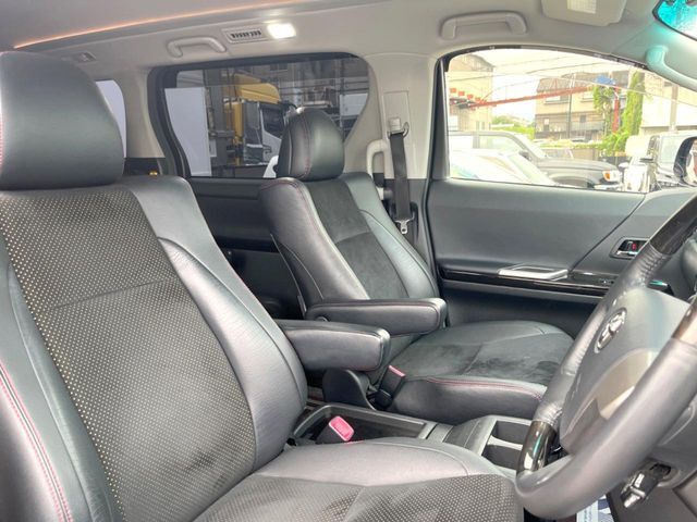 運転席まわりには十分なスペースがあり、大柄な方でもゆったり運転していただける環境です。