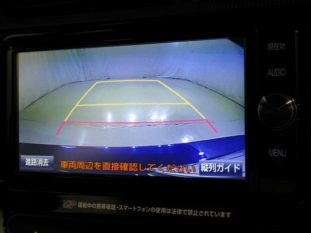 バックモニターも装備しております。バックギアに入れるとナビ画面に車の後方が映し出されます。これで後方確認も安心！