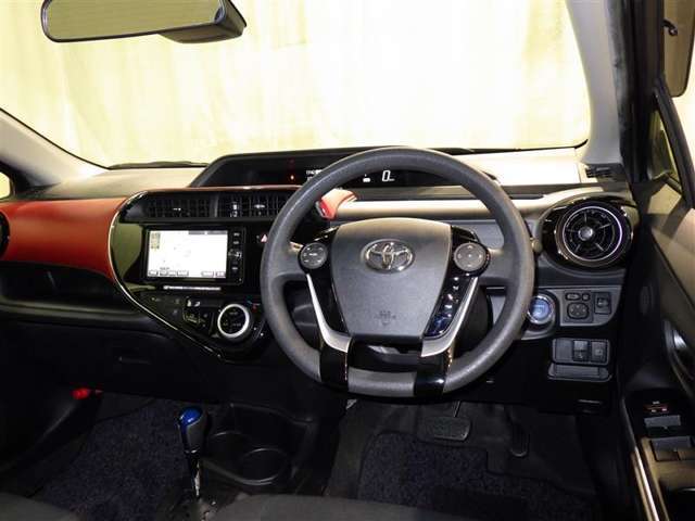 運転の際、常に目にする部分だけにシックで飽きのこないデザインが良いですね。