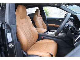 大型整備工場完備。弊社では、整備・板金・コーティングまで、全て社内一貫体制にて対応させていただいております。