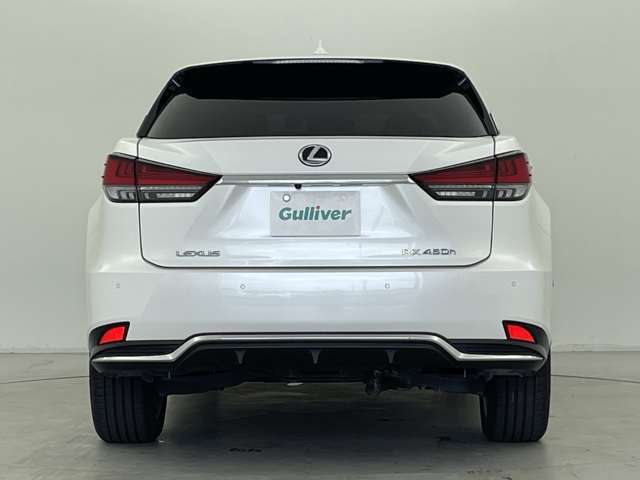 【リヤクロストラフィックアラート】自車の右後方または左後方から接近している車両を検知し、ドアミラーのインジケーターとブザーによってその車両の存在を運転者に知らせます。