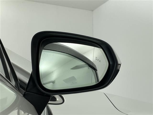 【ブラインドスポットモニター】隣の車線を走る車両をレーダーで検知し、 ドアミラーでは確認しにくい後側方エリアに存在する車両に加えて、急接近してくる車両も検知します。