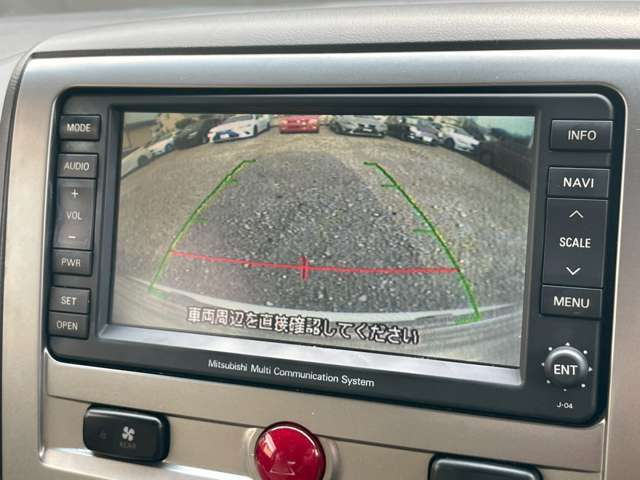【カラーバックモニター】を装備しております。リアの映像がカラーで映し出されますので日々の駐車も安心安全です。