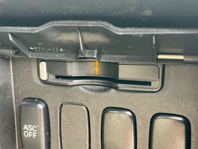 【ETC車載器】を装備しておりますので、ご納車直後からの遠距離ドライブも可能です。土日の利用料金の割引や、朝夕の通行料金を割引料金にて高速道路をご利用いただけます。