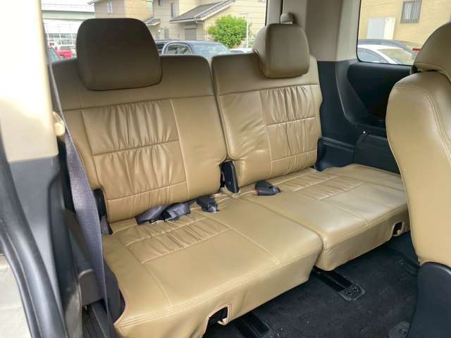 サードシート付の車両です。3列目があると大人数でのドライブはもちろん、使わないときにはシートアレンジによって荷物を積むこともできるので便利ですよね♪