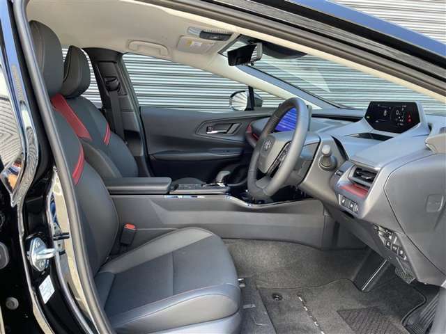 高いホールド性で運転姿勢が安定します。長距離ドライブでも疲れにくいのが魅力です。快適なドライビングライフをお送りください♪