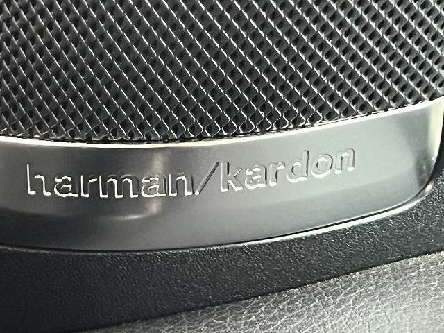 【Harman Kardon（ハーマンカードン）】オプションの高音質スピーカーを搭載しております。専用チューニングにより、クリアで臨場感あふれるサウンドを実現しワンランク上の空間をお楽しみください。