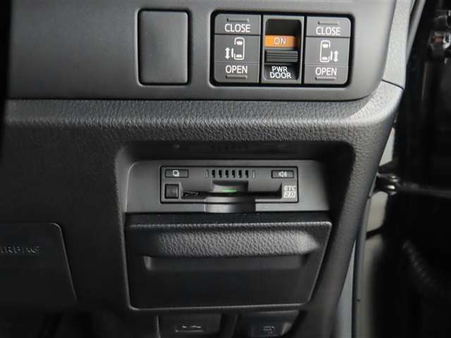 両側電動のスライドドアで楽々スムース！運転席からも開閉の操作もできます♪キーのスイッチひとつで自動開閉できる便利な機能もついてます♪