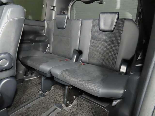 便利な5：5分割可倒式シートです。収納と乗車人数のバランスに優れています♪荷物の大きさに応じたラゲージスペースをフレキシブルに作り出せるので、シーンに応じた使い方ができます♪