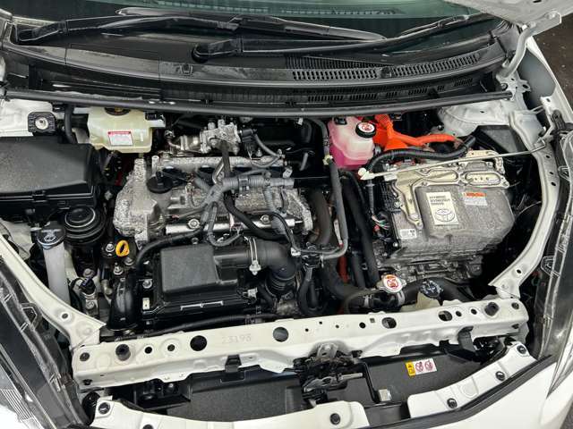 トヨタハイブリッドシステム◆1NZ-FXEエンジン+1LMモーター◆1.5L直列4気筒DOHC◆タイミングチェーン駆動◆ニッケル水素HVバッテリー◆レギュラーガソリン仕様