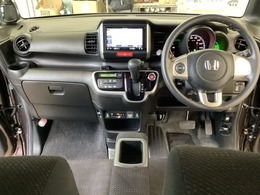 車内は光触媒抗菌消臭施工済です。スタイリッシュなデザインでスポーティなインパネ周りを演出します。グローブボックスやカップホルダーのほかにトレーなどたくさんの収納スペースが付いています。