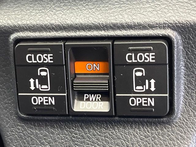 【両側パワースライドドア】スマートキーや運転席のスイッチで後席両側スライドドアの開閉が可能♪電動だから力を入れてドアを開ける必要が無く、小さなお子様でも簡単に開け閉めでき快適です♪