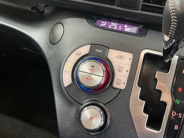 【オートエアコン】一度お好みの温度に設定すれば、車内の温度を検知し風量や温度を自動で調整。暑い…寒い…と何度もスイッチ操作をする必要はありません。快適な車内空間には必須の機能ですね♪