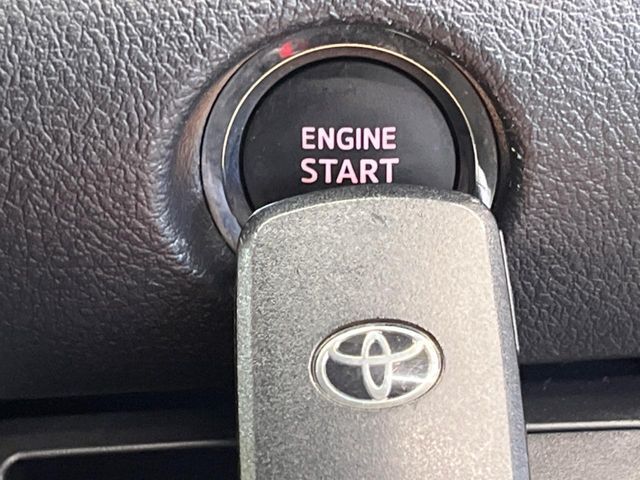 【スマートキー】カバンやポケットに入れたままでもドアの施錠・解錠が可能なスマートキーを装備。エンジンのオン・オフ時もカギを取り出す必要が無いからとっても便利です♪