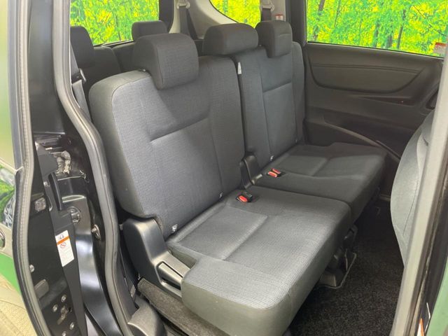後部座席も気になるようなキズ・汚れやへたり等、大きなダメージはなく、良好な状態です。