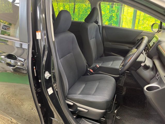 運転席まわりには十分なスペースがあり、大柄な方でもゆったり運転していただける環境です。