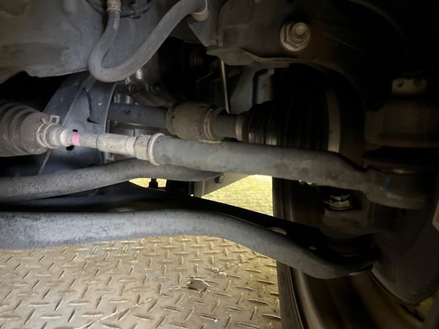 お車を安心してお乗りいただく為には、足回りの定期点検が欠かせません。サービスサポート（有償保証）では無料点検もご提供しており、安心のカーライフをお過ごしいただけるサポート体制が整っています。