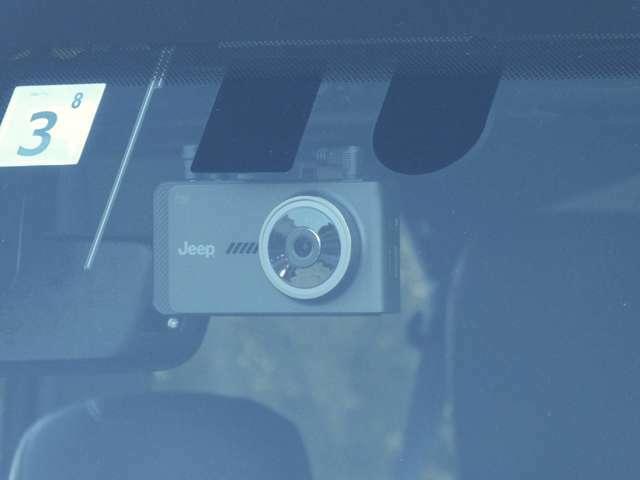 走行中に発生したアクシデントなどを、このドライブレコーダーが記録します。万が一の時の証拠資料として有効だから安心です。