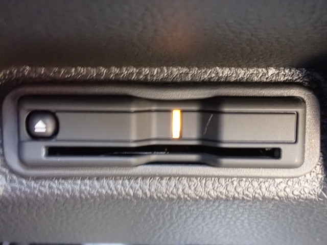 ■【ETC車載器】が装備されています。セットアップをしてお渡しとなり、ETCカードを差し込むだけで高速道路の利用が可能です。