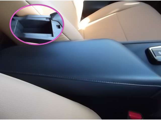 運転席と助手席の間のアームレスト　・展開すると収納部として使用出来ます。シフト部下にも収納が出来ます。