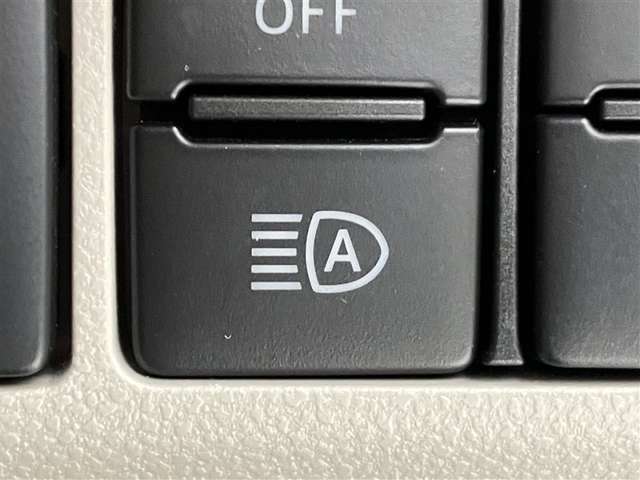 対向車がいないとき、見通しの悪い道路は暗くて怖いですよね。。。こちらのクルマはオートマチックハイビーム搭載です！対向車の有無で自動でハイ・ロウビームに切り替えます。