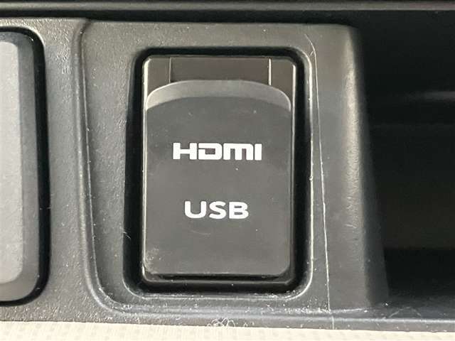 こちらのクルマはUSBとHDMI接続コネクタも装備されています♪スマホに接続すればお好きな音楽や映像も流せます！今の時代、さまざまな方法で音楽や動画を楽しめますね！