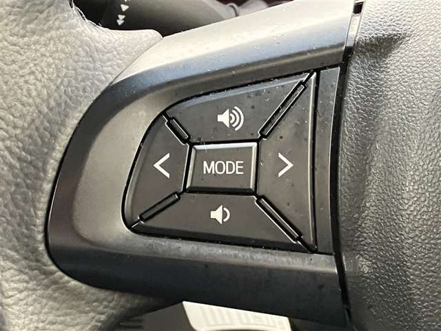 運転中、オーディオの操作をしてて、ハッとしたことはありませんか？ステアリングスイッチは、運転中でもハンドルでオーディオの操作が可能です。安全なドライブをサポートします。