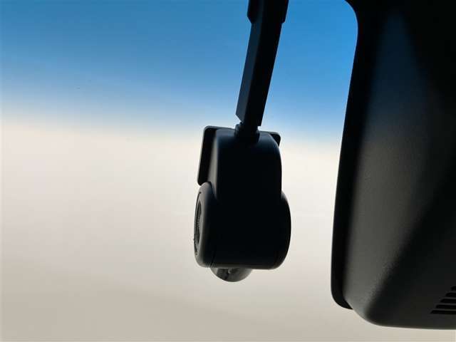 最近付けているユーザーも多いドライブレコーダー。万が一の事故などの証拠づくりに最適です！また、旅先の模様も録画できますので、旅の記憶としても使えます。